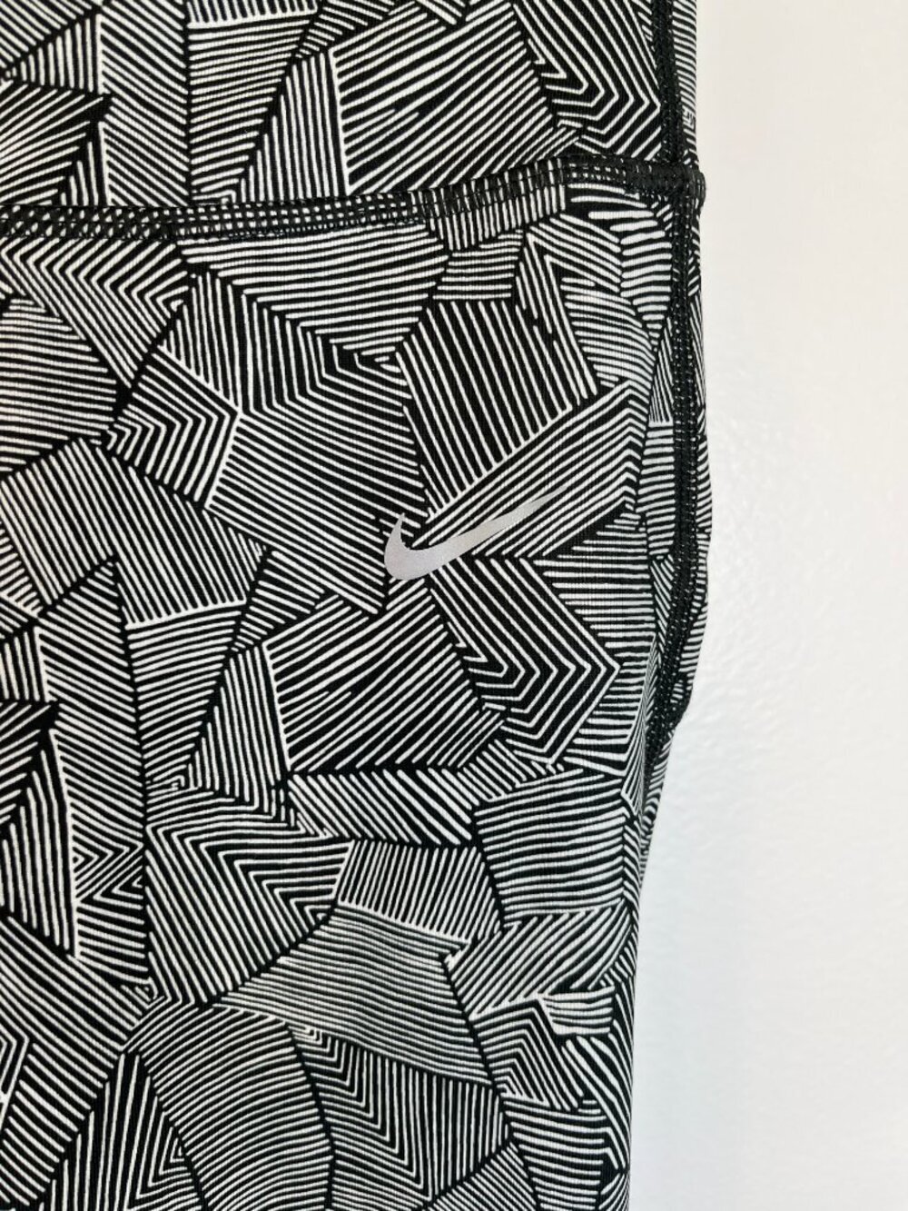 Nike Running Dri-Fit Black White Geometric Pattern 3/4 Leggings - Picture 3 of 6